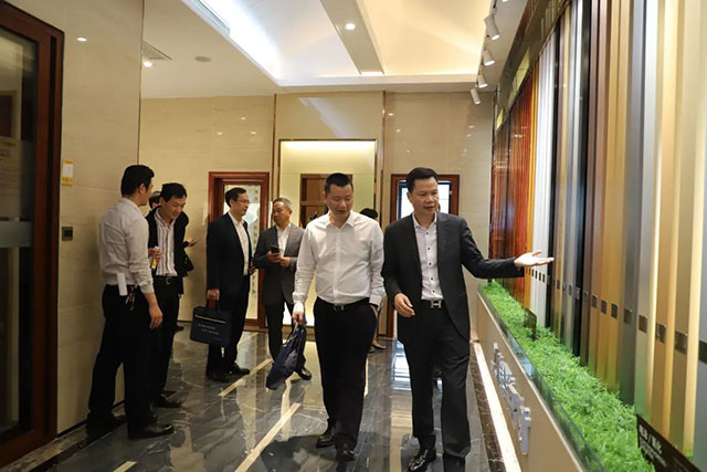 眾嘉賓在潘董的陪同下參觀了體驗(yàn)館