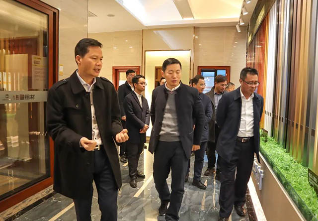 潘偉深董事長帶領領導參觀體驗館，并為其介紹華昌全鋁應用產業鏈