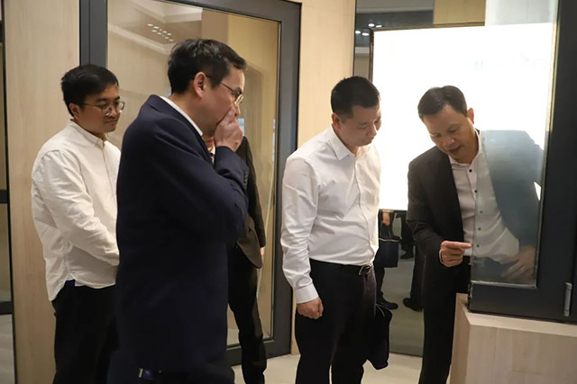 眾嘉賓在潘董的陪同下參觀了體驗(yàn)館