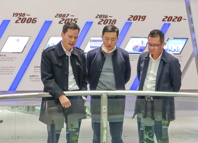 潘偉深董事長帶領領導參觀體驗館，并為其介紹華昌全鋁應用產業鏈