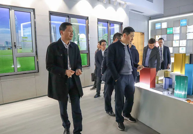 潘偉深董事長帶領領導參觀體驗館，并為其介紹華昌全鋁應用產業鏈