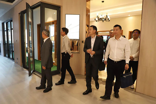 眾嘉賓在潘董的陪同下參觀了體驗(yàn)館